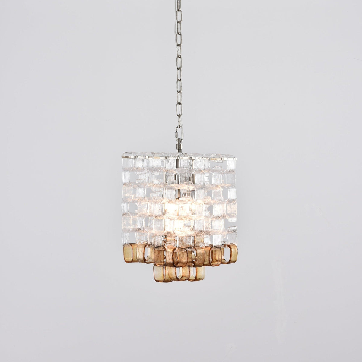 Orielis lysekrone i Murano-glas med sammenflettet geometrisk design
