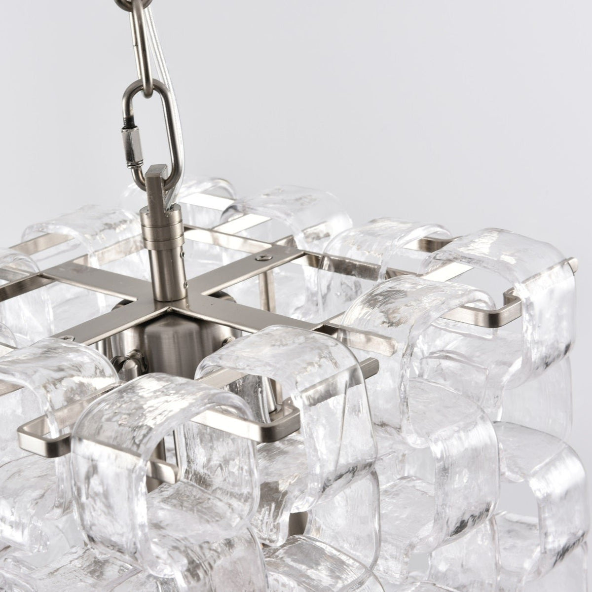 Orielis lysekrone i Murano-glas med sammenflettet geometrisk design