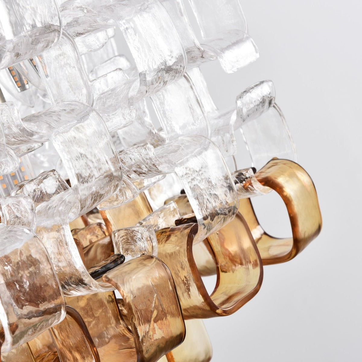 Orielis lysekrone i Murano-glas med sammenflettet geometrisk design