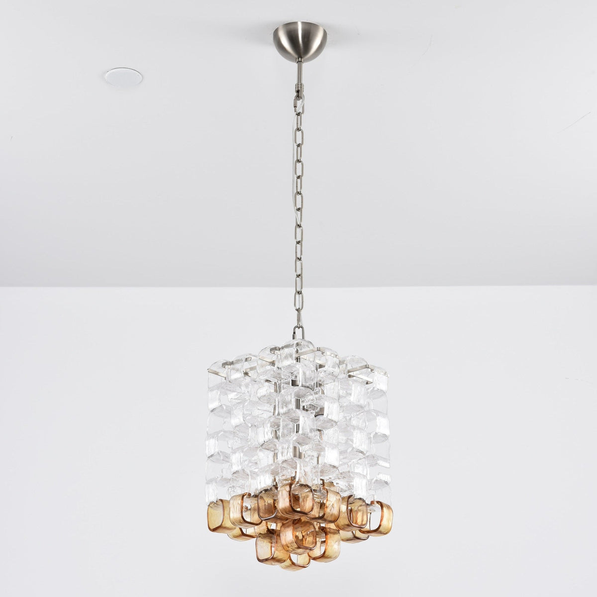 Orielis lysekrone i Murano-glas med sammenflettet geometrisk design