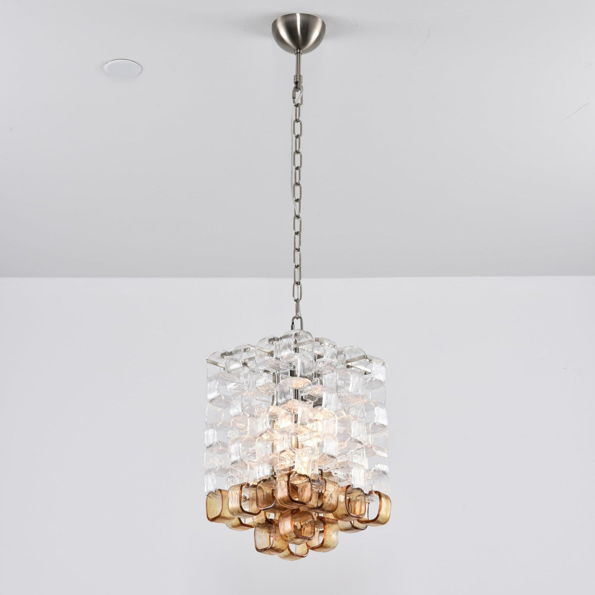 Orielis lysekrone i Murano-glas med sammenflettet geometrisk design
