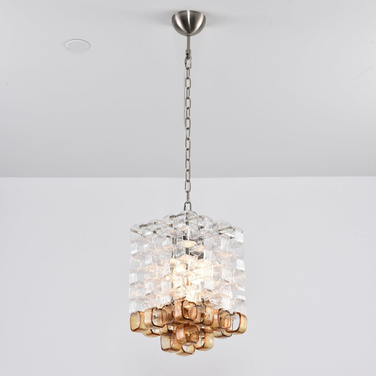 Orielis lysekrone i Murano-glas med sammenflettet geometrisk design