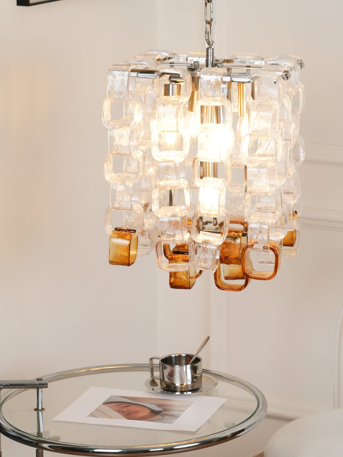 Orielis lysekrone i Murano-glas med sammenflettet geometrisk design