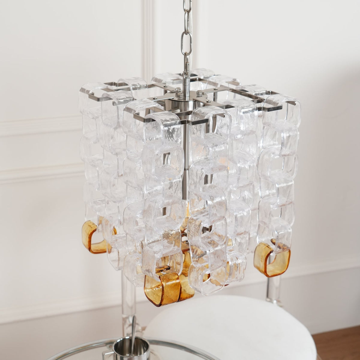 Orielis lysekrone i Murano-glas med sammenflettet geometrisk design