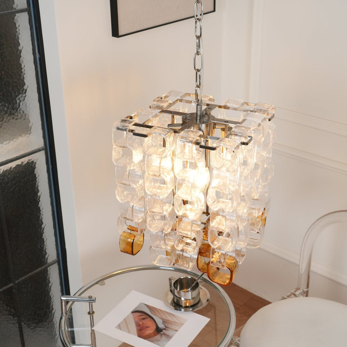 Orielis lysekrone i Murano-glas med sammenflettet geometrisk design
