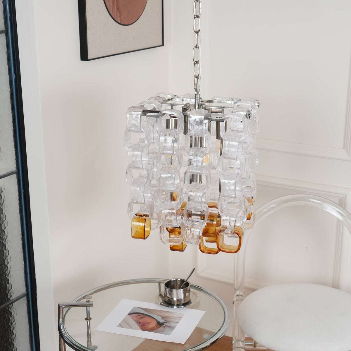 Orielis lysekrone i Murano-glas med sammenflettet geometrisk design