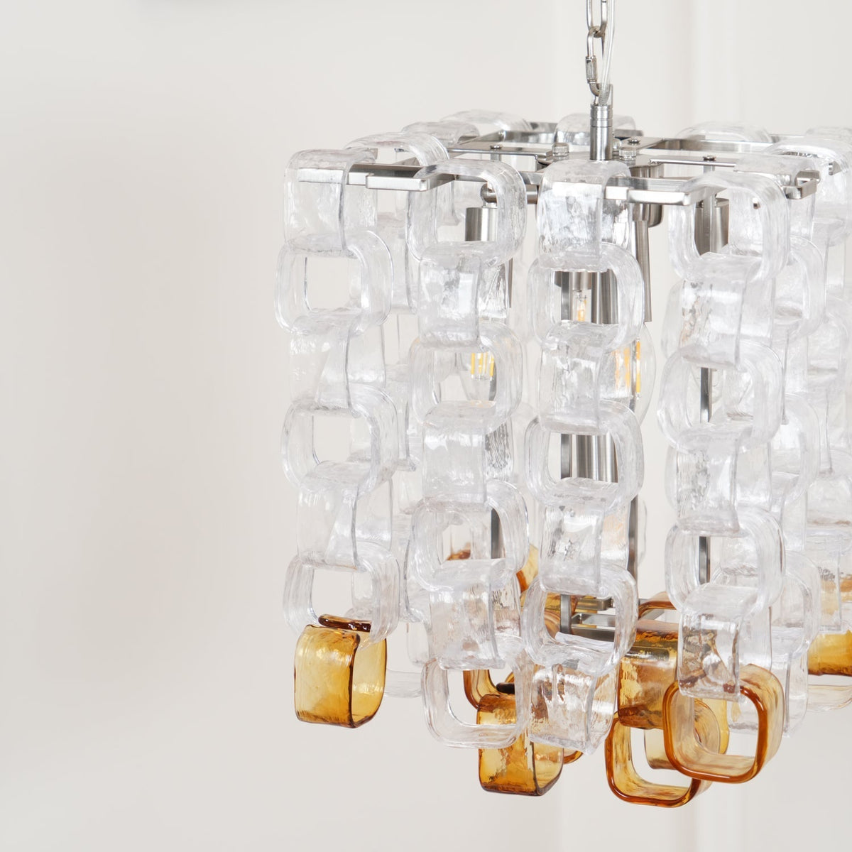 Orielis lysekrone i Murano-glas med sammenflettet geometrisk design