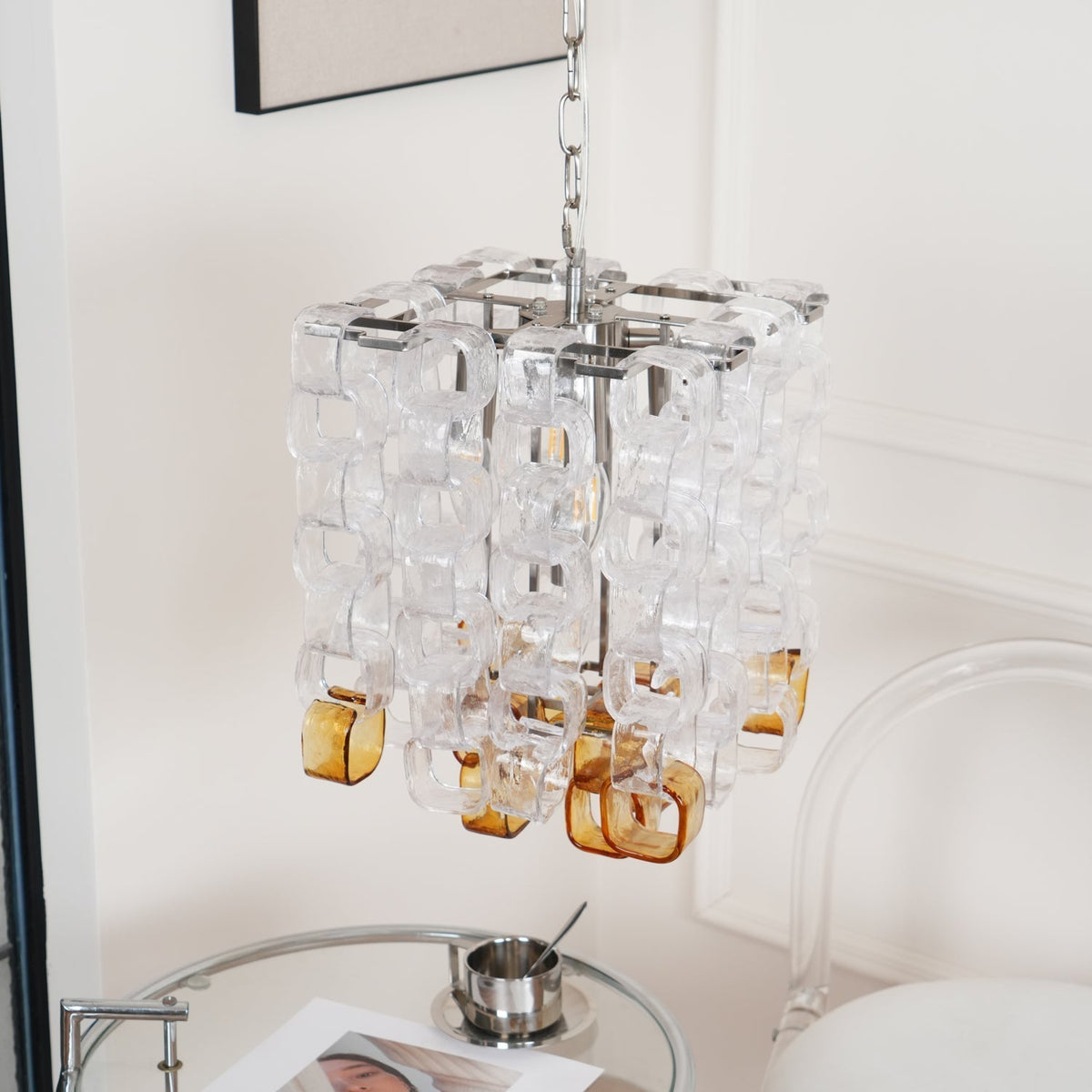 Orielis lysekrone i Murano-glas med sammenflettet geometrisk design