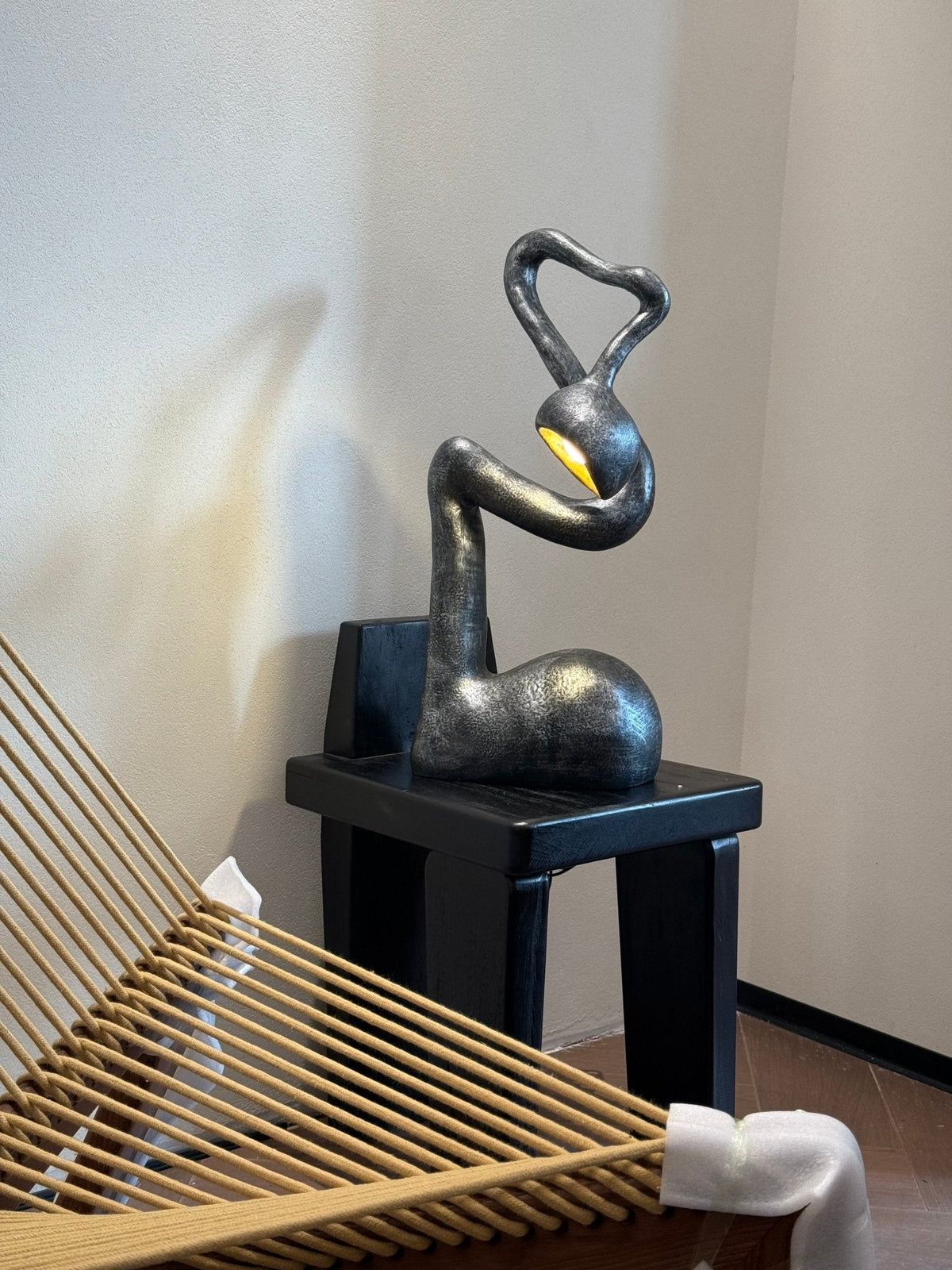 Twist svart skulptural bordslampa