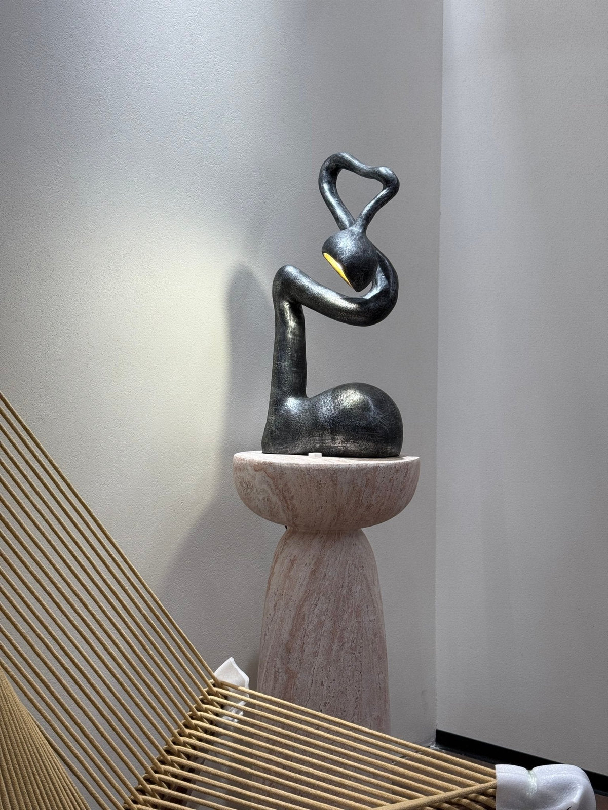 Twist svart skulptural bordslampa