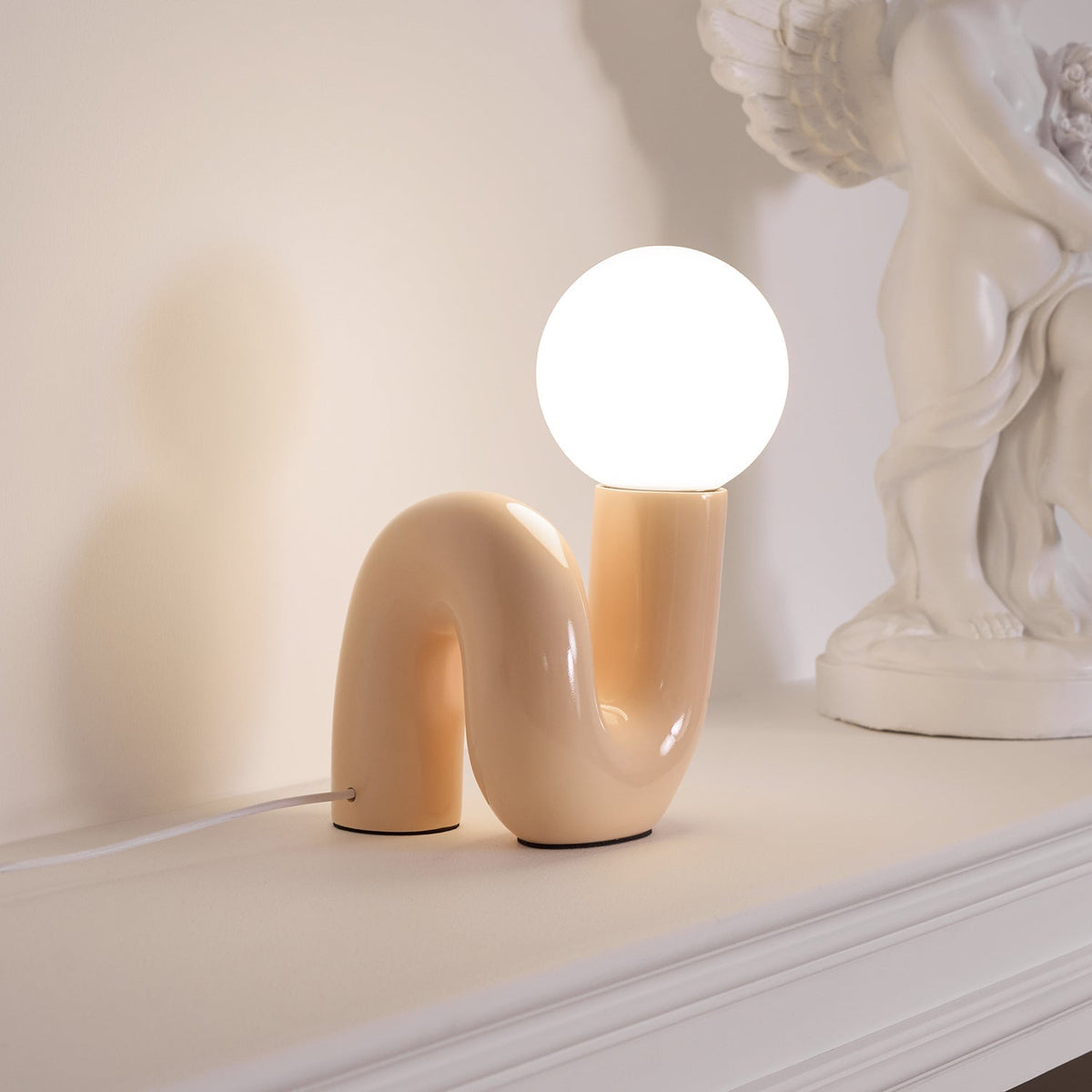 Soreeon lampa lekfull N-form helt vit