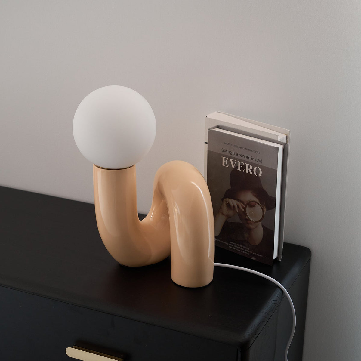Soreeon lampa lekfull N-form helt vit