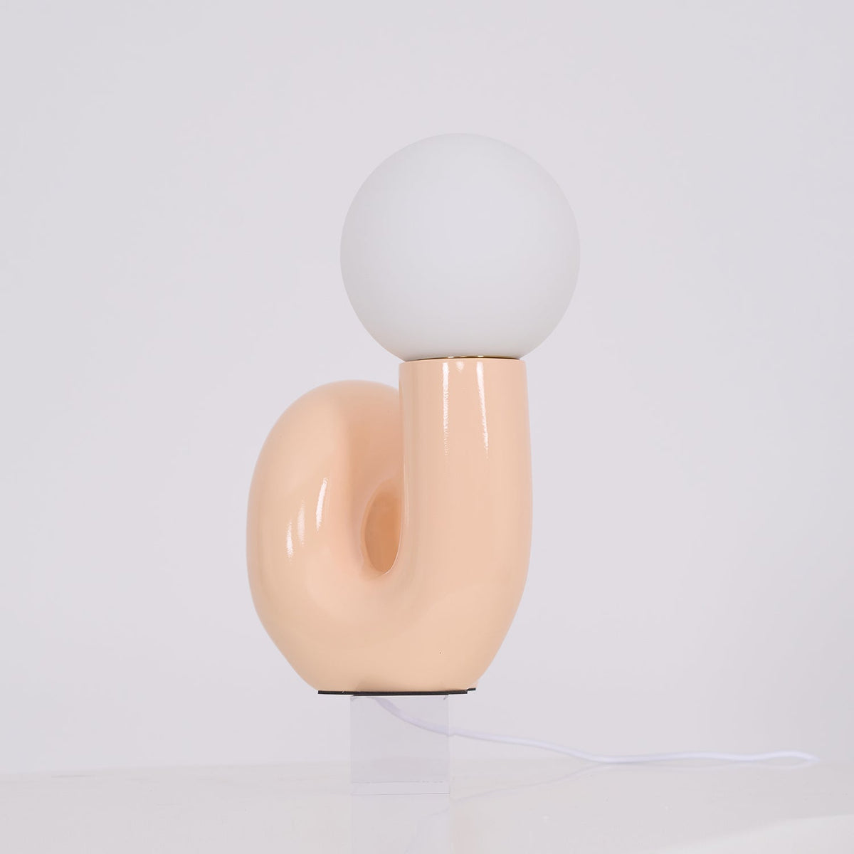 Soreeon lampa lekfull N-form helt vit