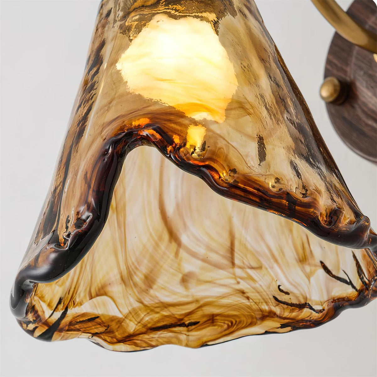 Nalia væglampe med ravfarvet glas, valnød og guld, vintage