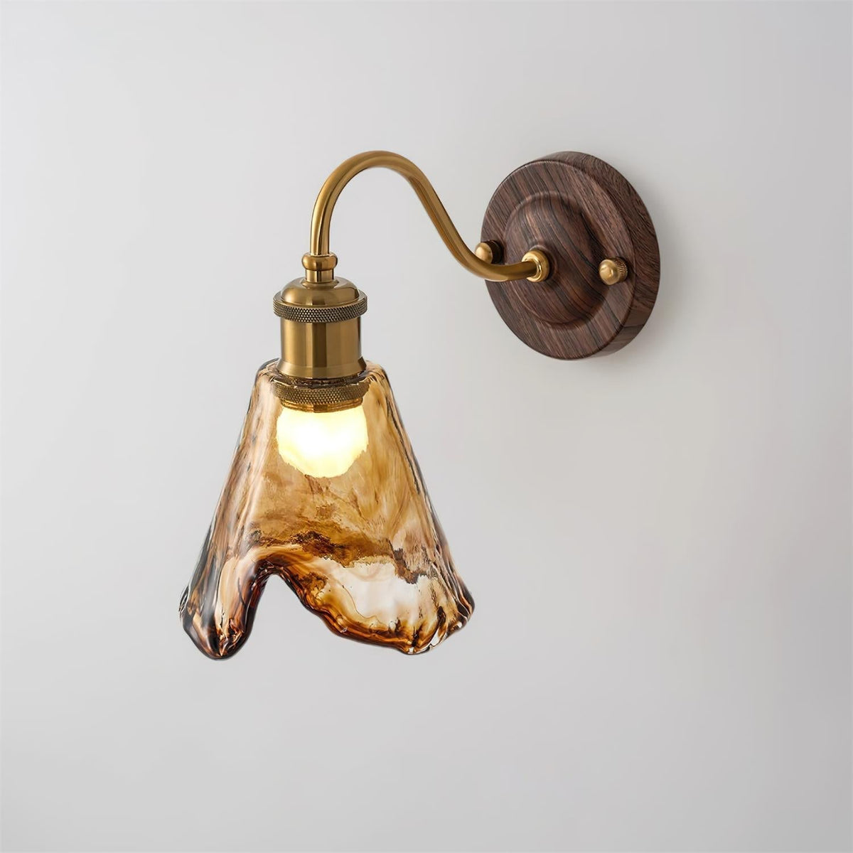 Nalia væglampe med ravfarvet glas, valnød og guld, vintage