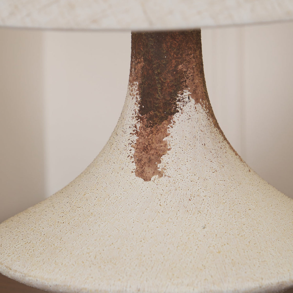 Navoer kunstnerisk bordlampe i stof