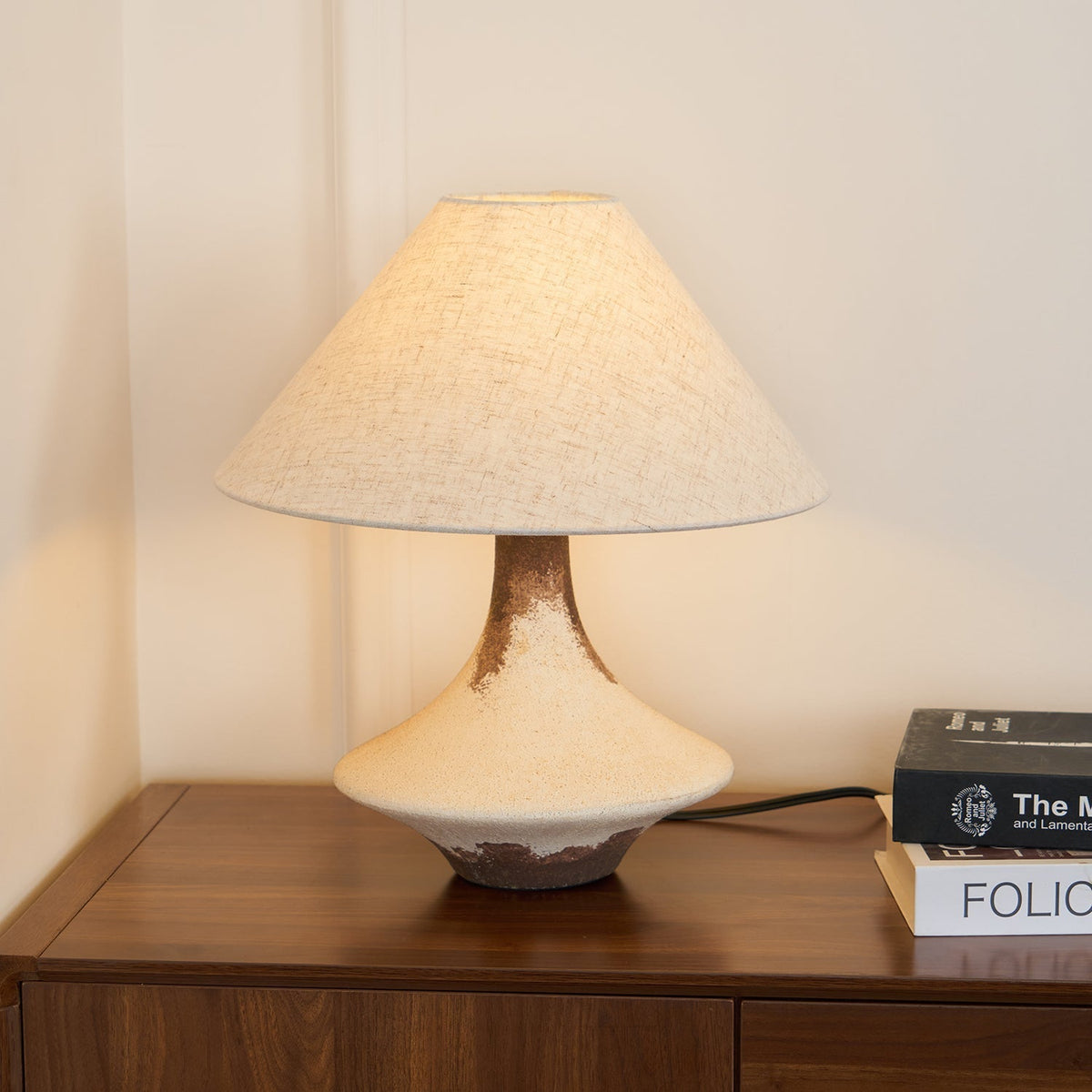 Navoer kunstnerisk bordlampe i stof
