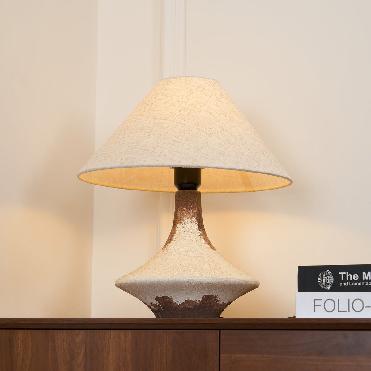 Navoer kunstnerisk bordlampe i stof