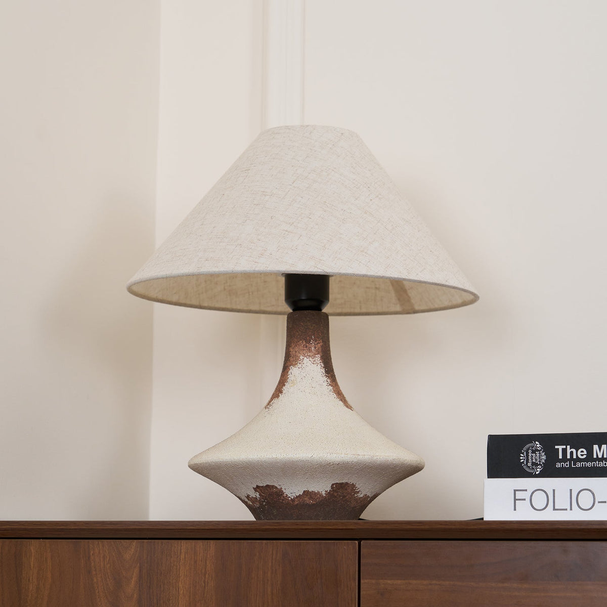 Navoer kunstnerisk bordlampe i stof