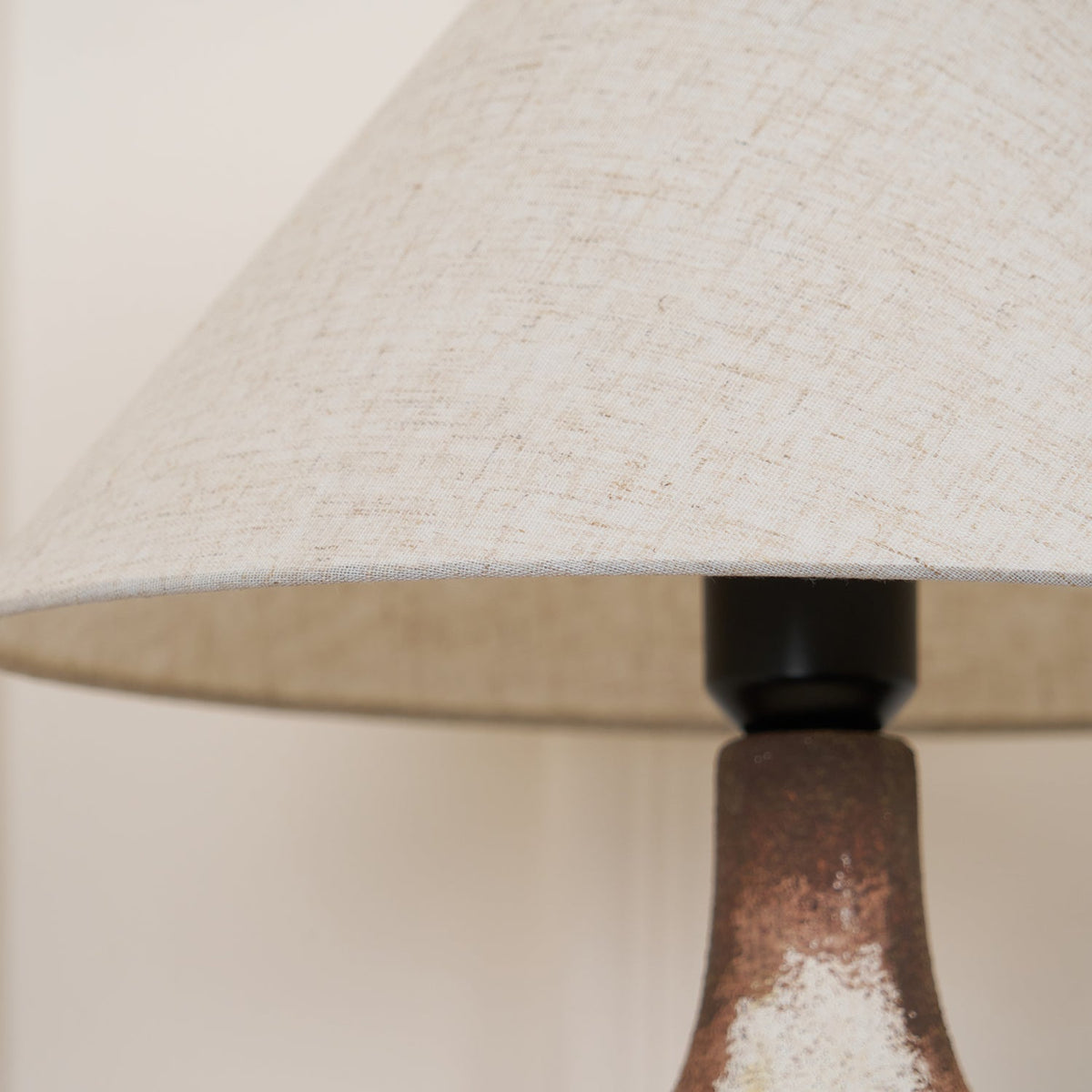 Navoer kunstnerisk bordlampe i stof