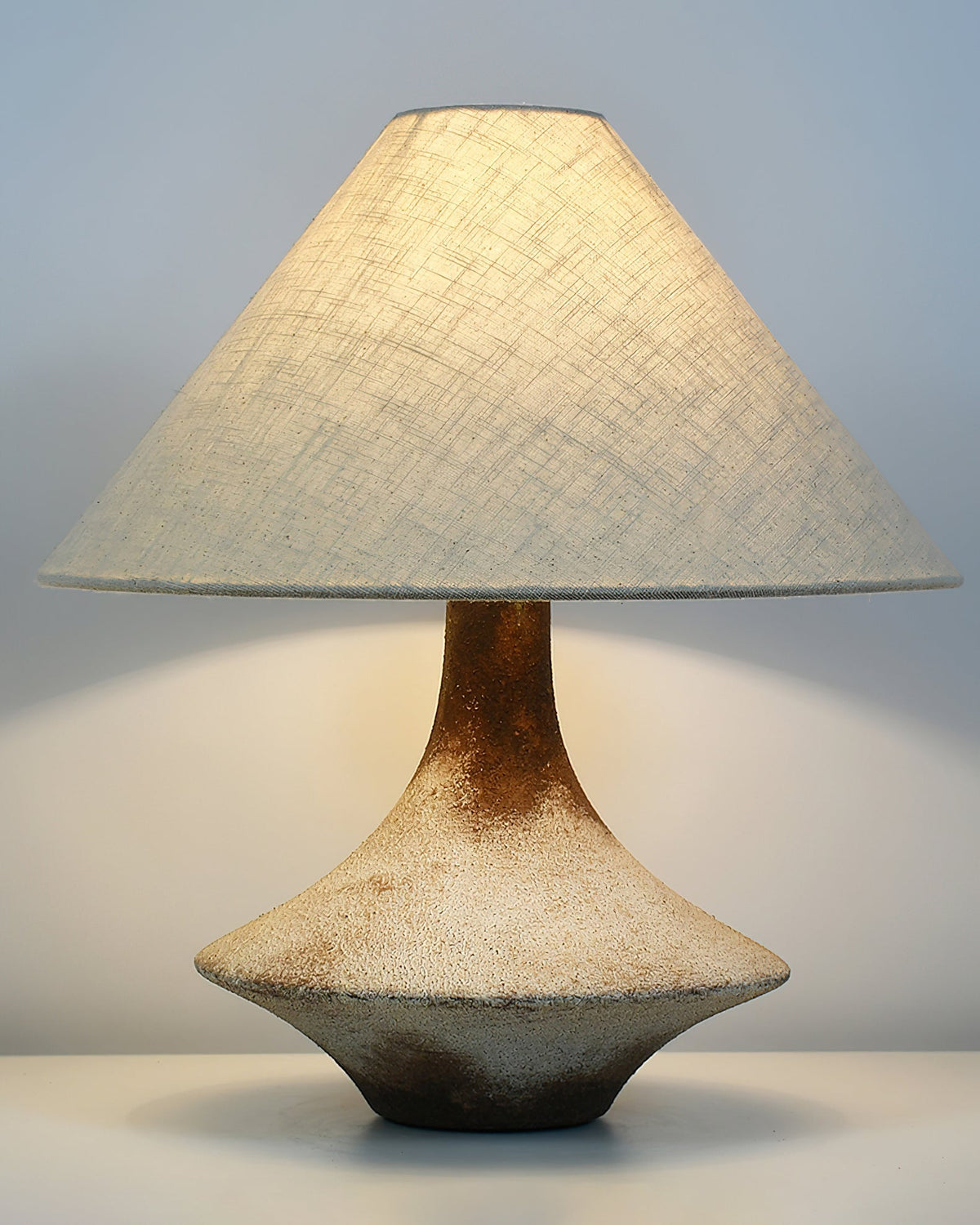 Navoer kunstnerisk bordlampe i stof