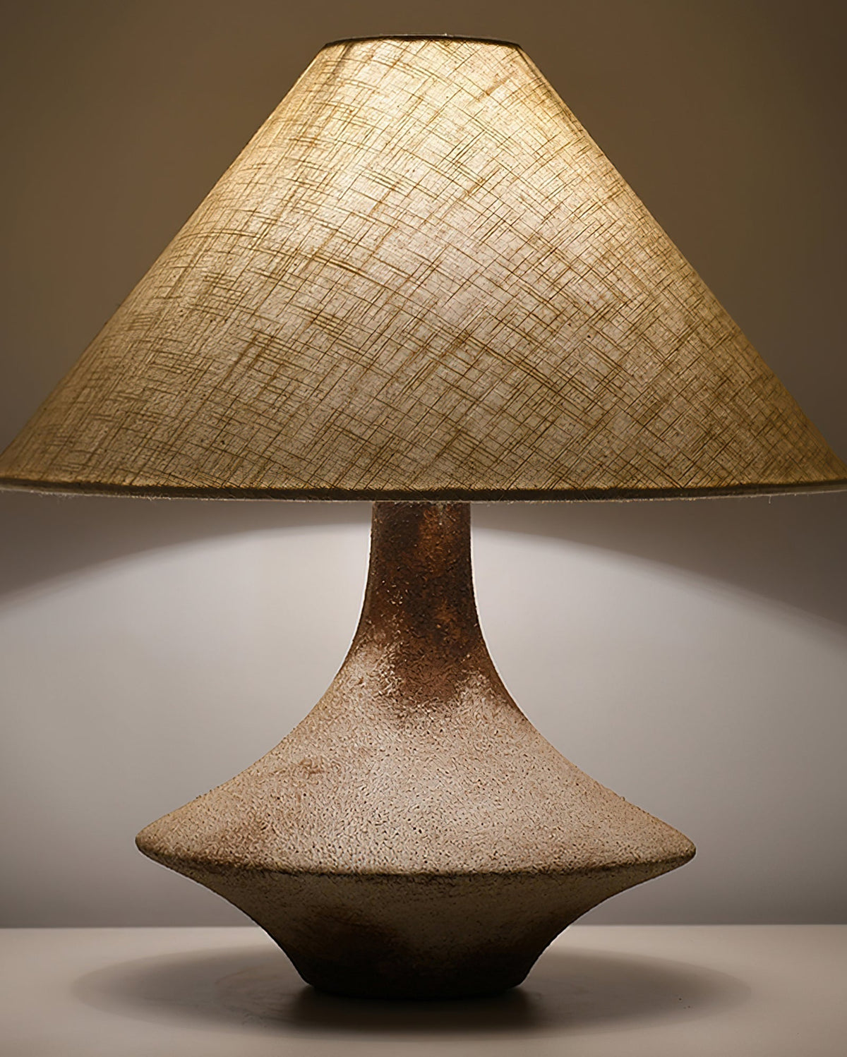 Navoer kunstnerisk bordlampe i stof