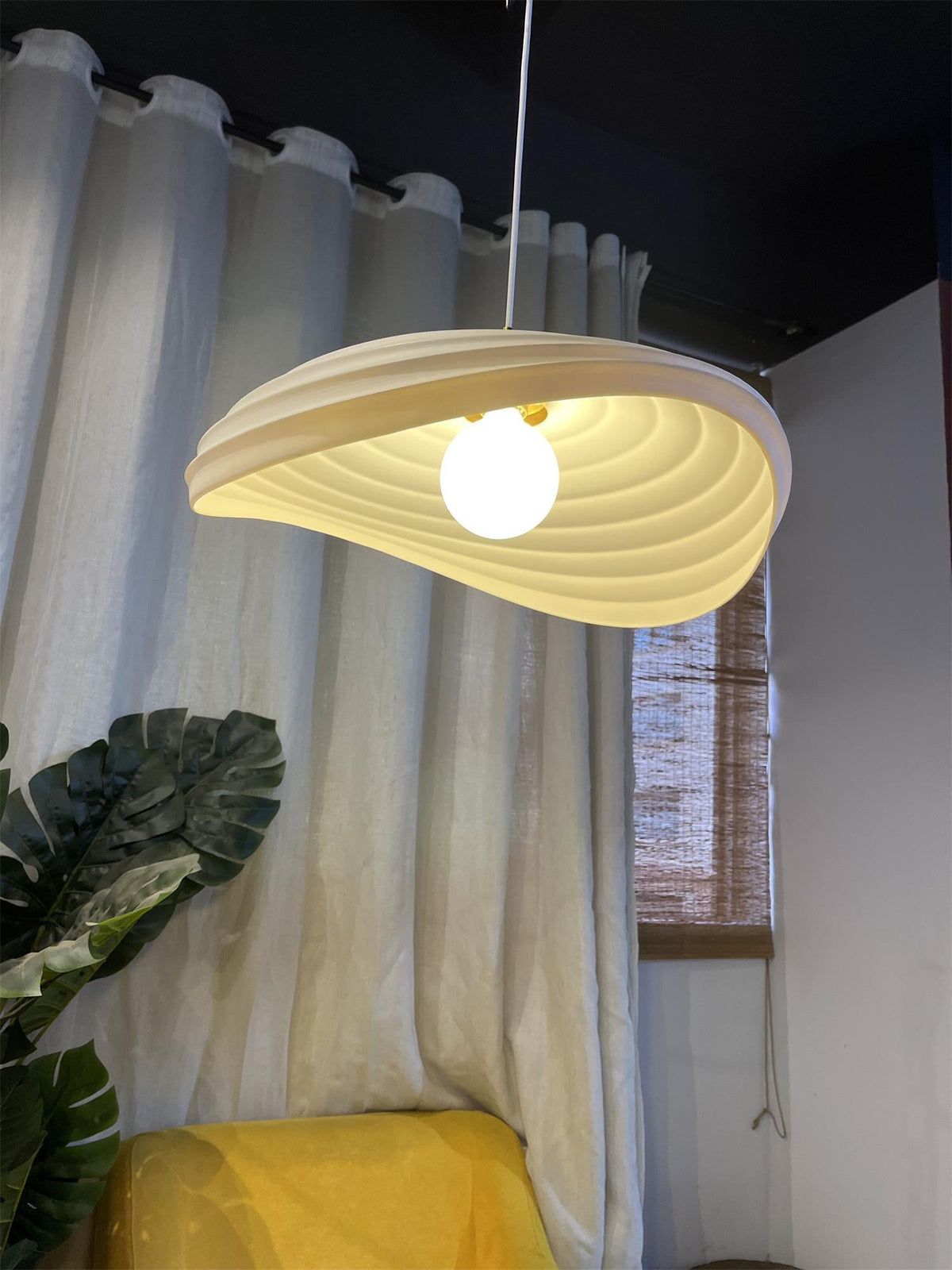 Candeeiro suspenso moderno em resina Lucaneria