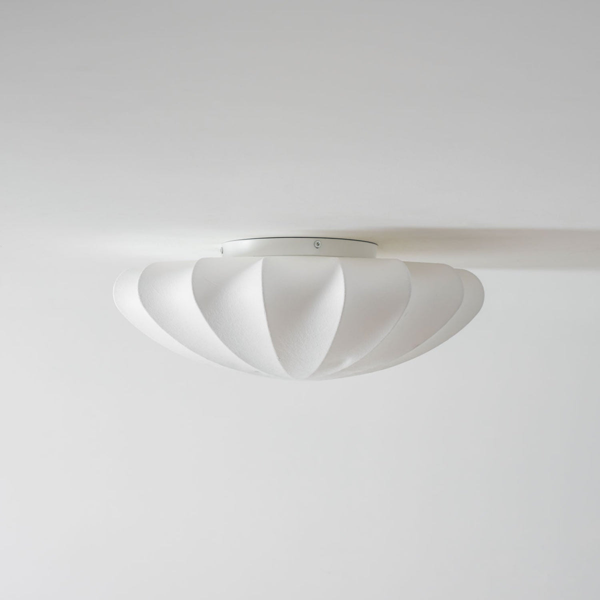 Candeeiro de teto de tecido Miriveria com estrutura escultórica em forma de concha, elegante