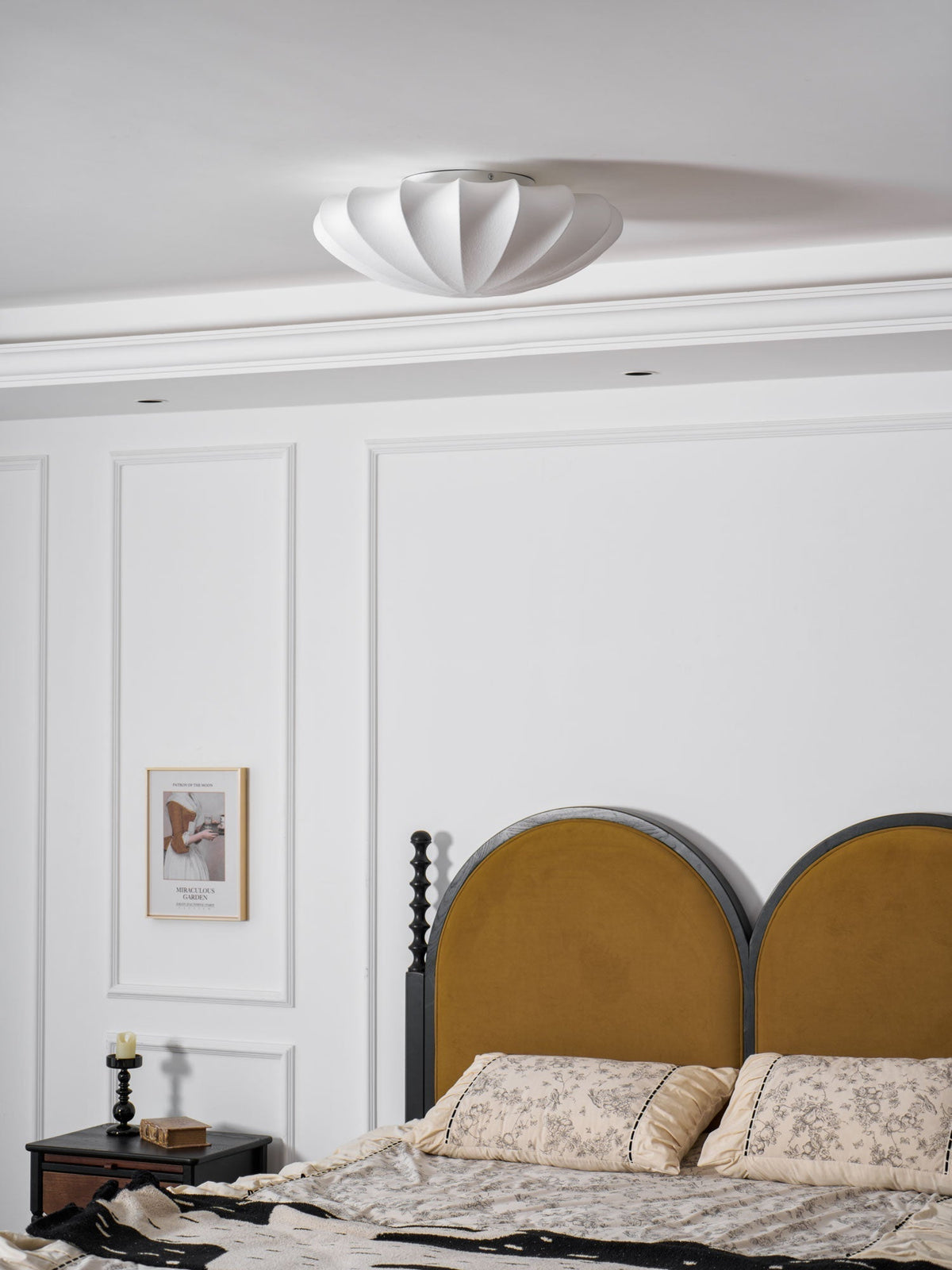 Candeeiro de teto de tecido Miriveria com estrutura escultórica em forma de concha, elegante