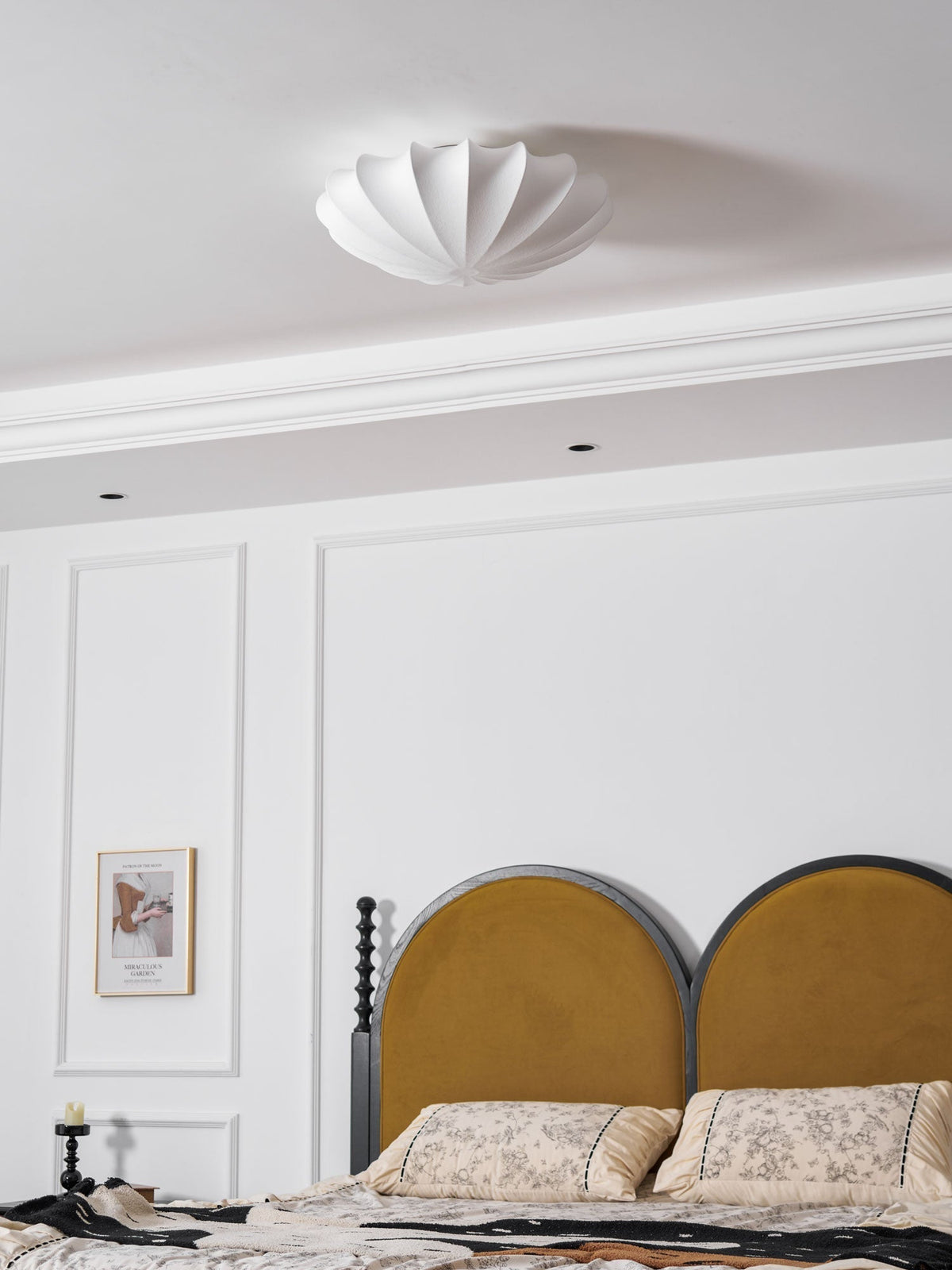 Candeeiro de teto de tecido Miriveria com estrutura escultórica em forma de concha, elegante