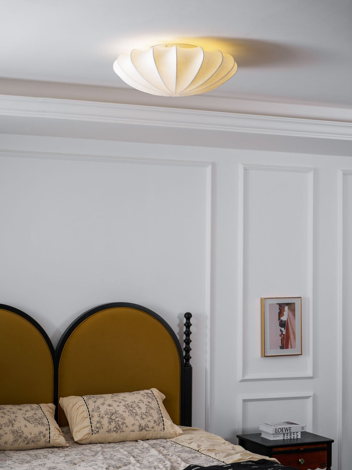 Candeeiro de teto de tecido Miriveria com estrutura escultórica em forma de concha, elegante