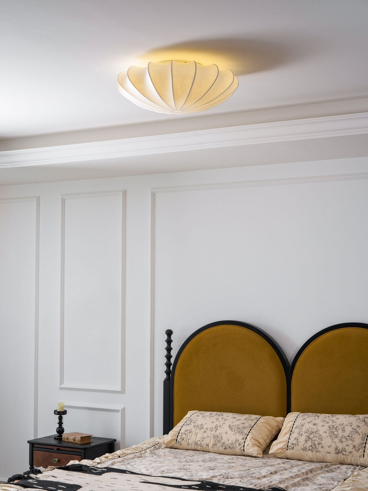 Candeeiro de teto de tecido Miriveria com estrutura escultórica em forma de concha, elegante