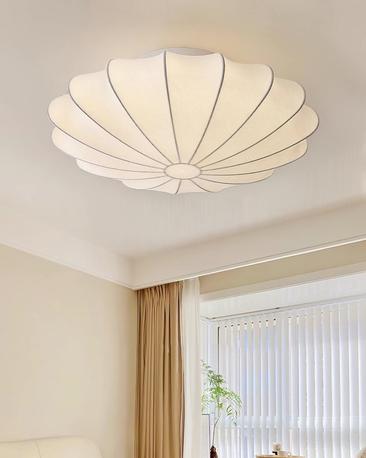 Candeeiro de teto de tecido Miriveria com estrutura escultórica em forma de concha, elegante