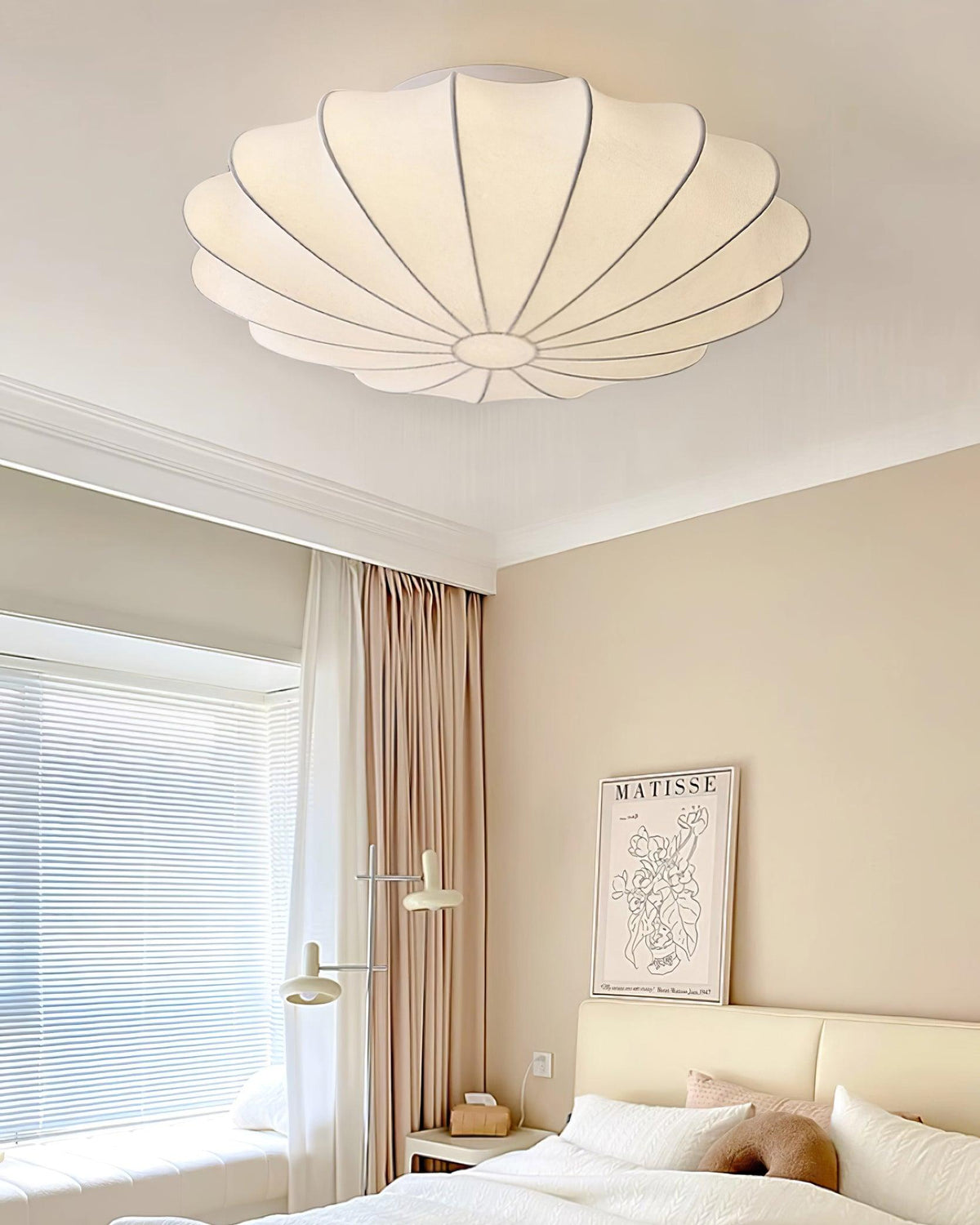 Candeeiro de teto de tecido Miriveria com estrutura escultórica em forma de concha, elegante