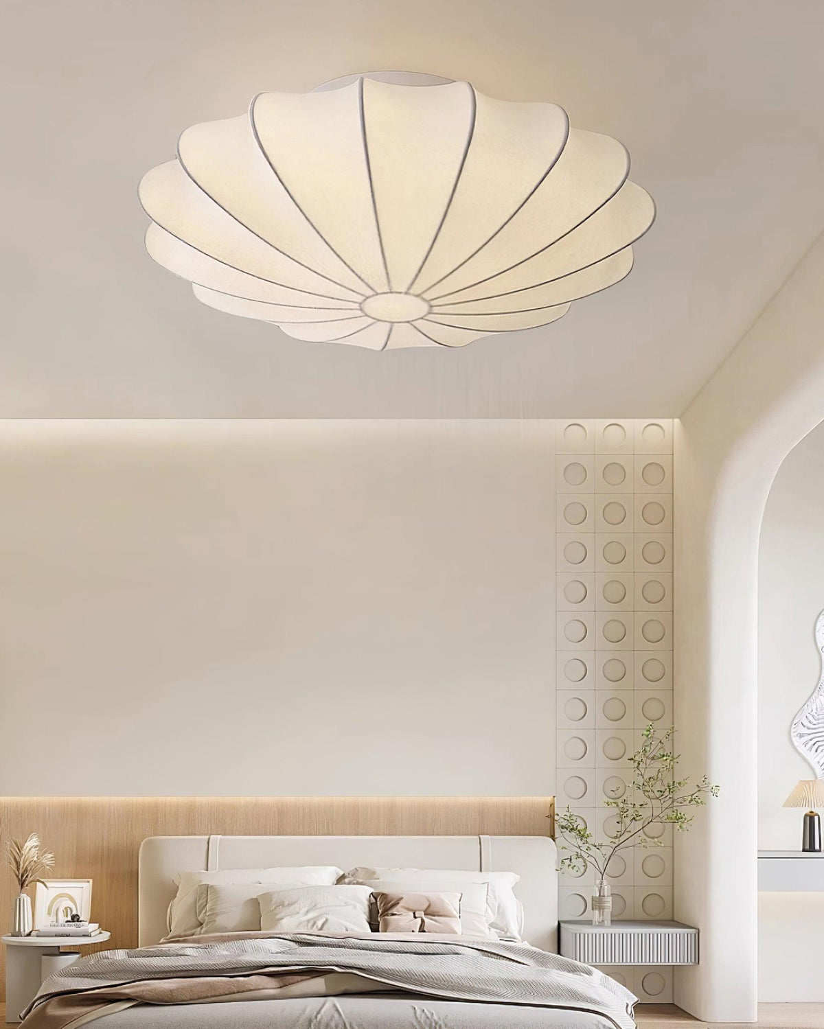 Candeeiro de teto de tecido Miriveria com estrutura escultórica em forma de concha, elegante