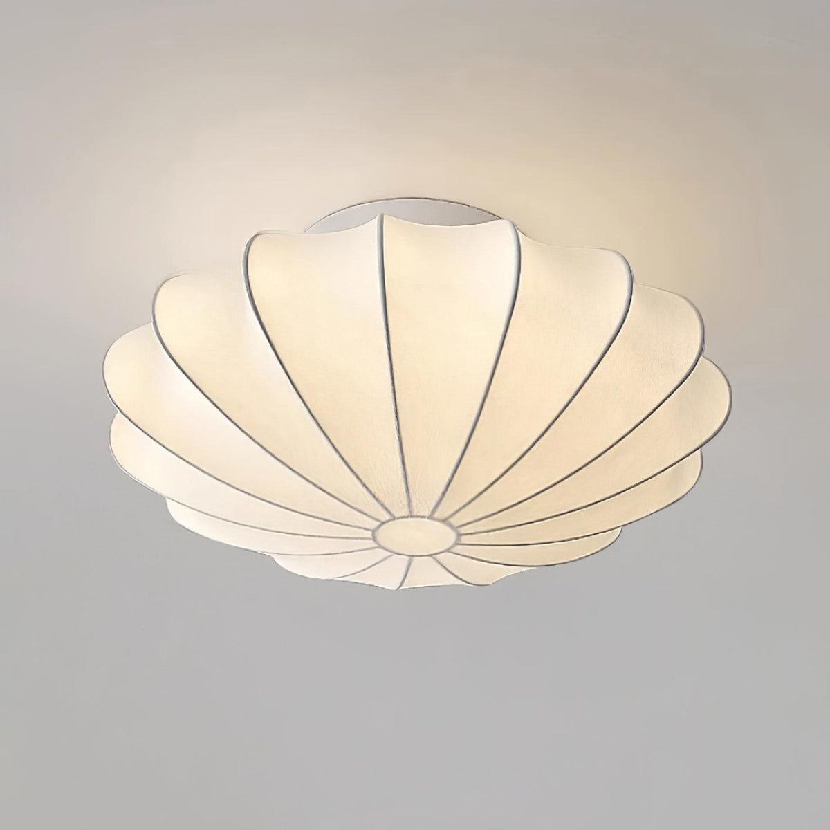 Candeeiro de teto de tecido Miriveria com estrutura escultórica em forma de concha, elegante