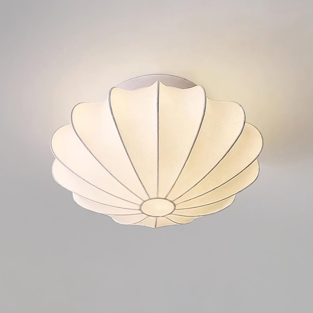 Candeeiro de teto de tecido Miriveria com estrutura escultórica em forma de concha, elegante