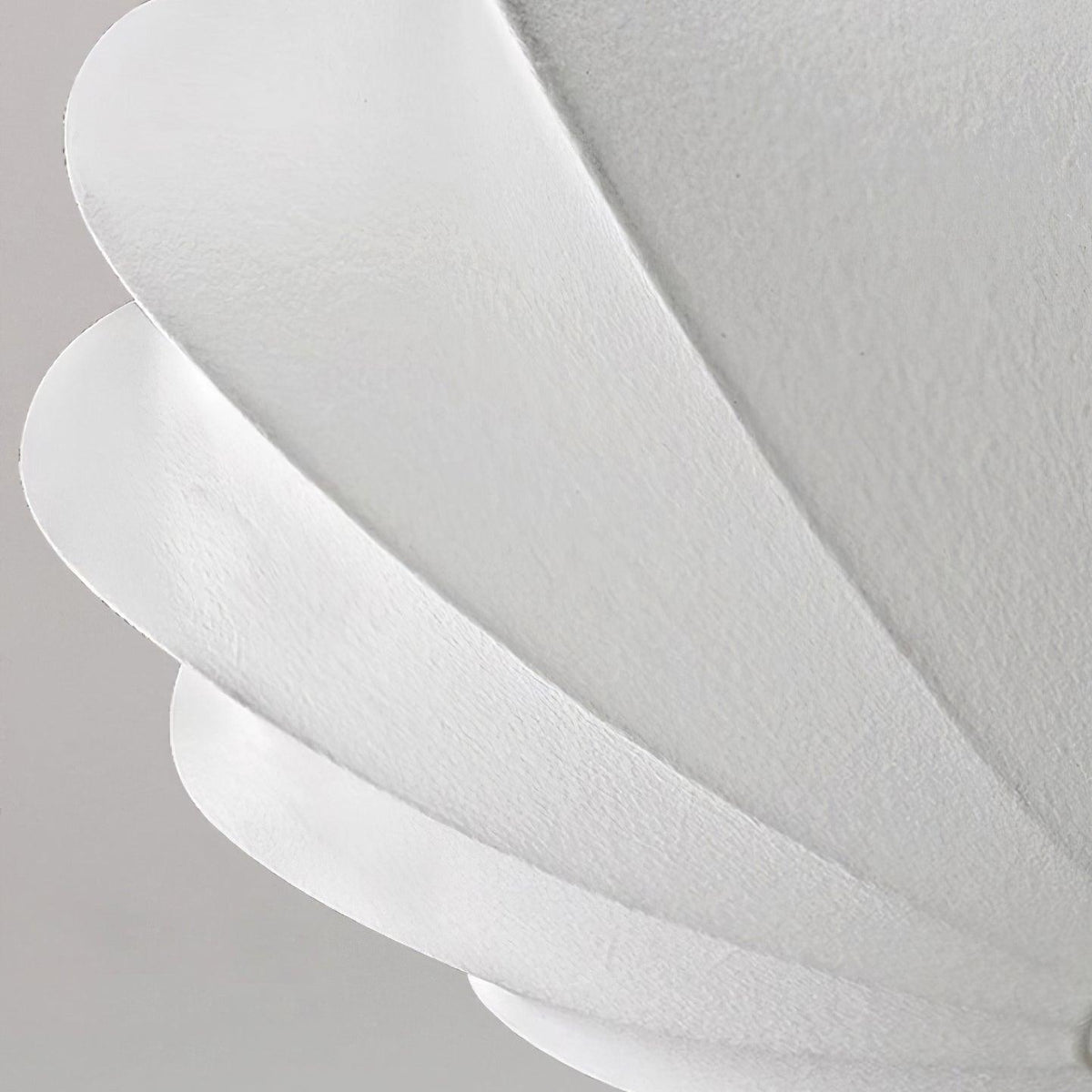 Candeeiro de teto de tecido Miriveria com estrutura escultórica em forma de concha, elegante