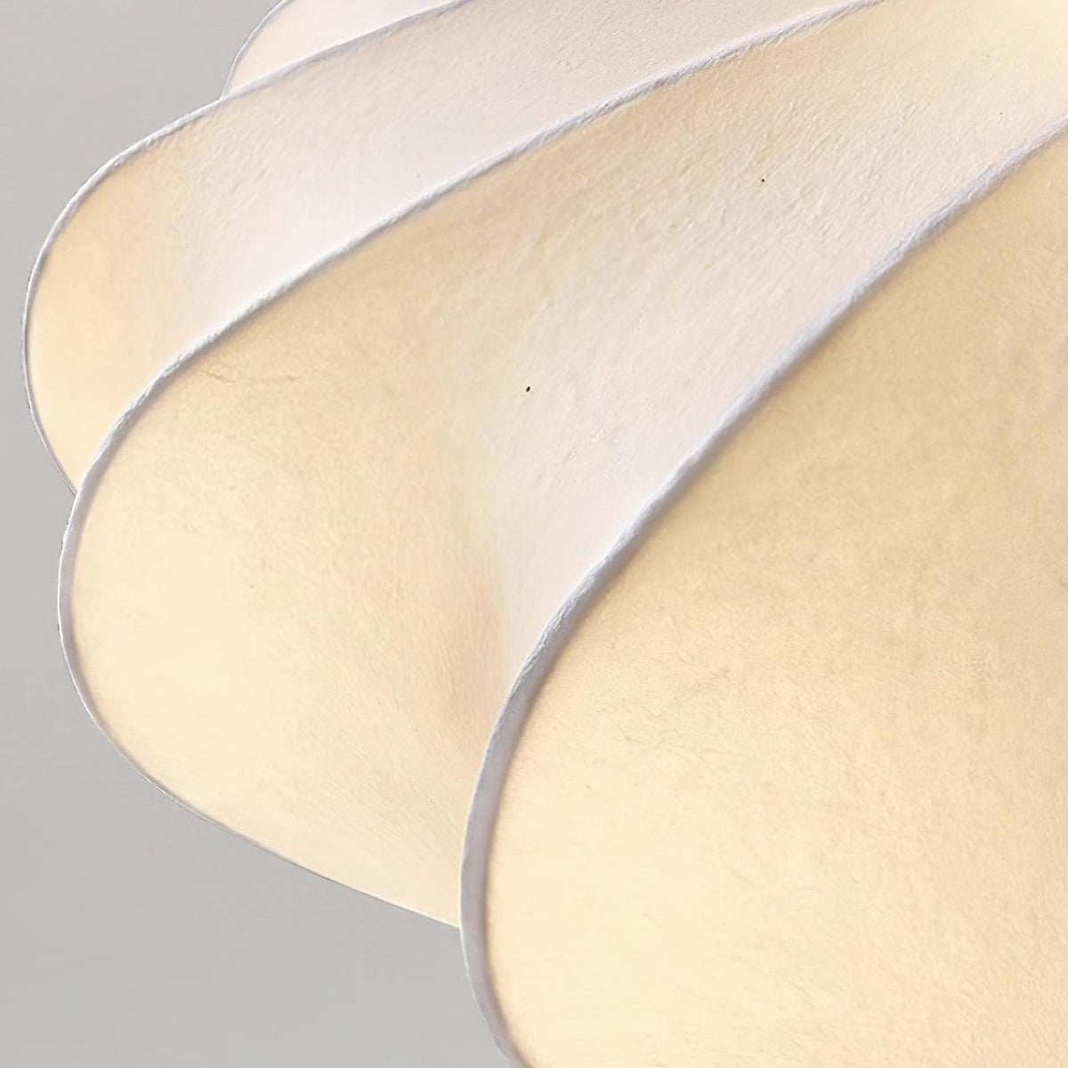 Candeeiro de teto de tecido Miriveria com estrutura escultórica em forma de concha, elegante