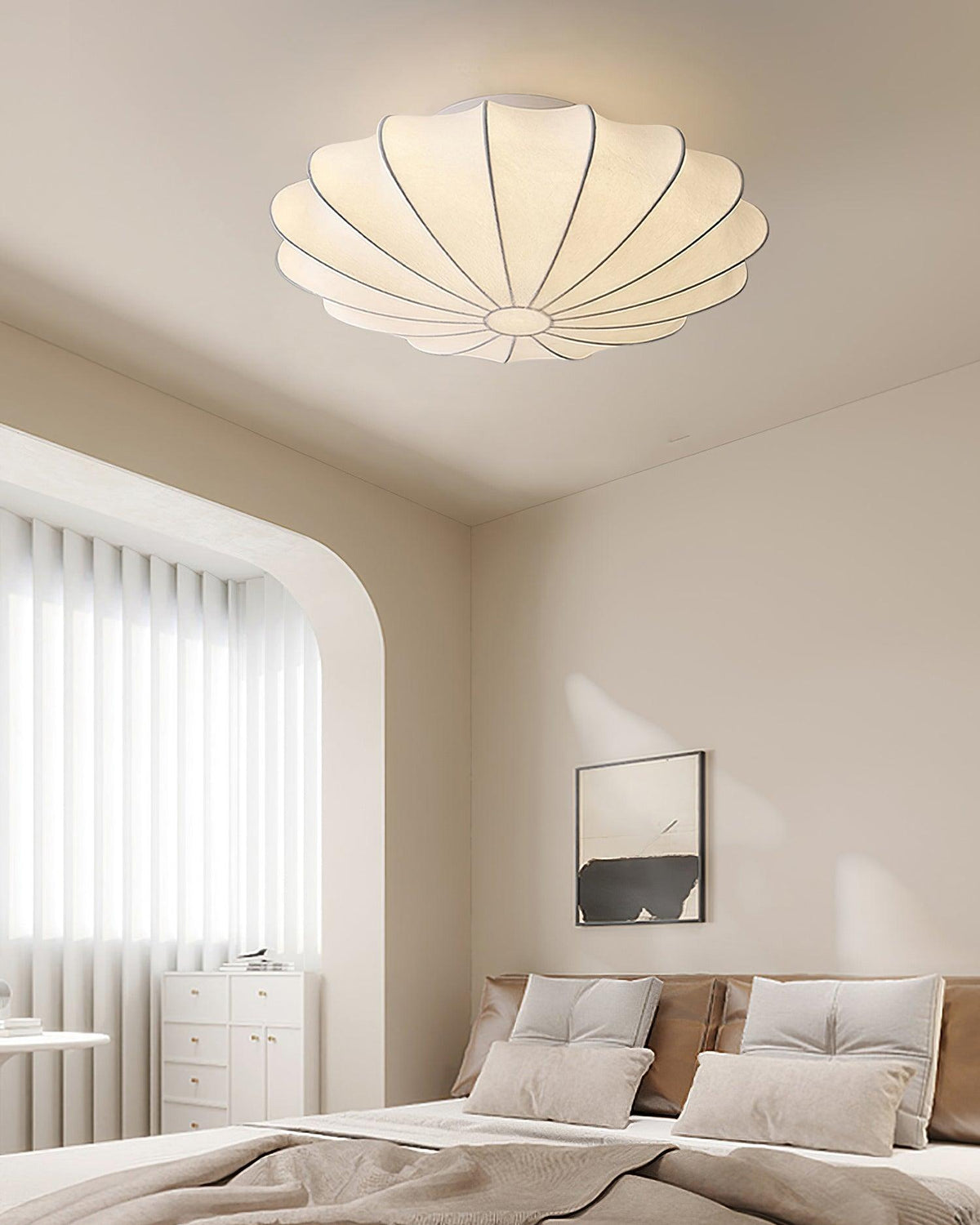 Candeeiro de teto de tecido Miriveria com estrutura escultórica em forma de concha, elegante