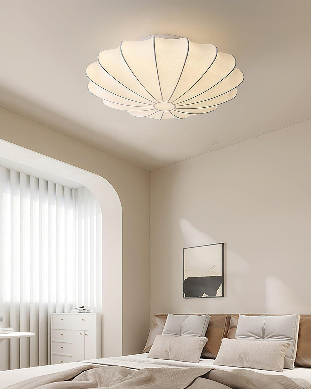 Candeeiro de teto de tecido Miriveria com estrutura escultórica em forma de concha, elegante