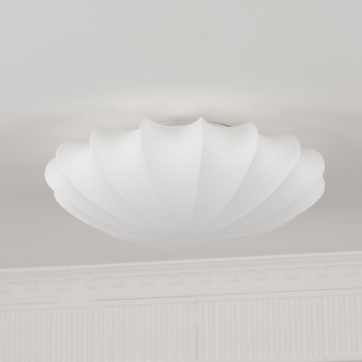 Candeeiro de teto de tecido Miriveria com estrutura escultórica em forma de concha, elegante