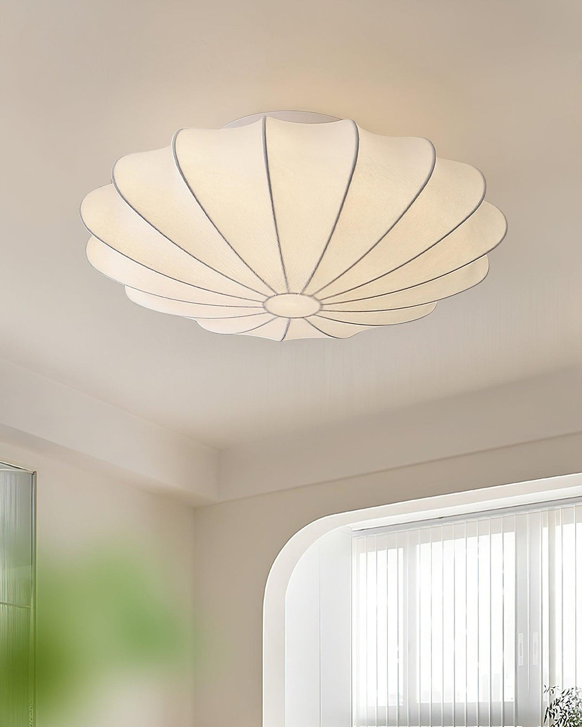Candeeiro de teto de tecido Miriveria com estrutura escultórica em forma de concha, elegante