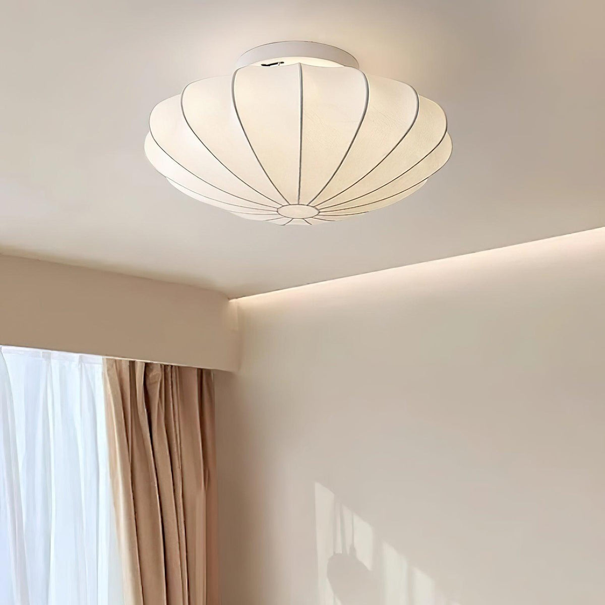 Candeeiro de teto de tecido Miriveria com estrutura escultórica em forma de concha, elegante
