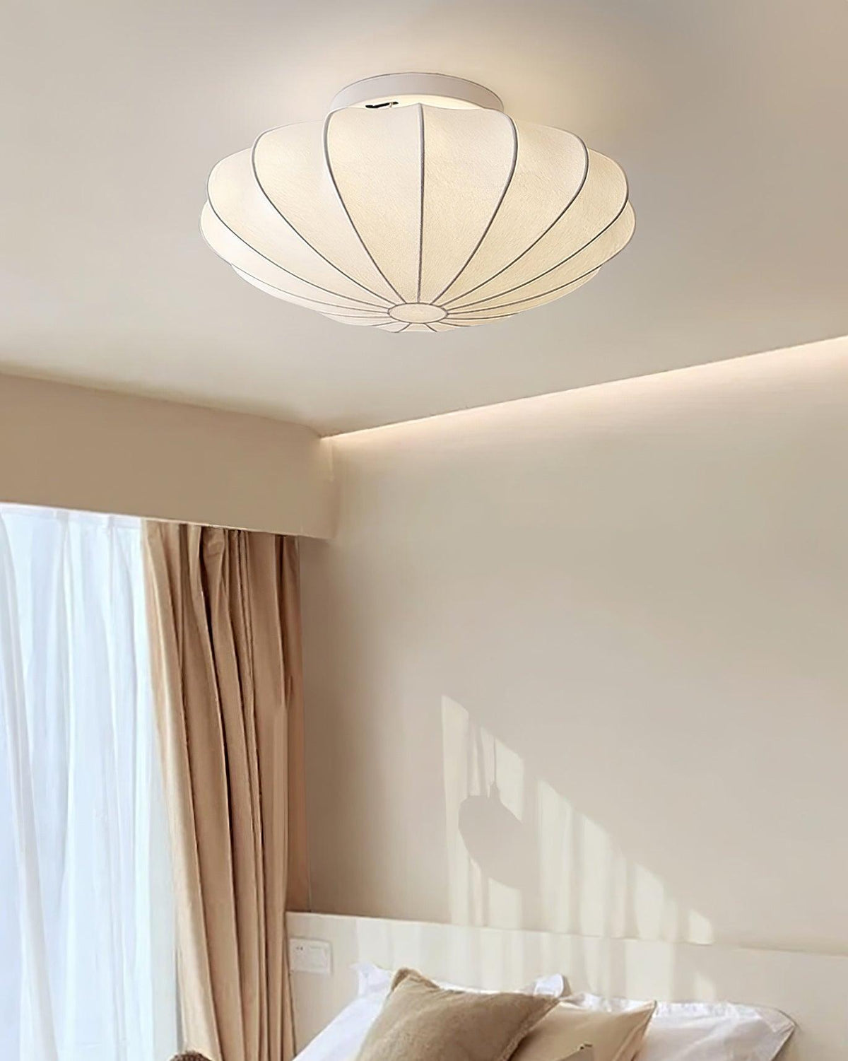 Candeeiro de teto de tecido Miriveria com estrutura escultórica em forma de concha, elegante