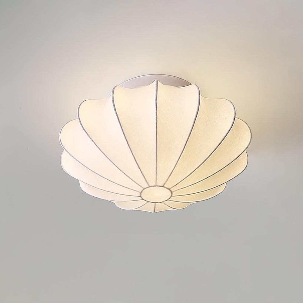 Candeeiro de teto de tecido Miriveria com estrutura escultórica em forma de concha, elegante