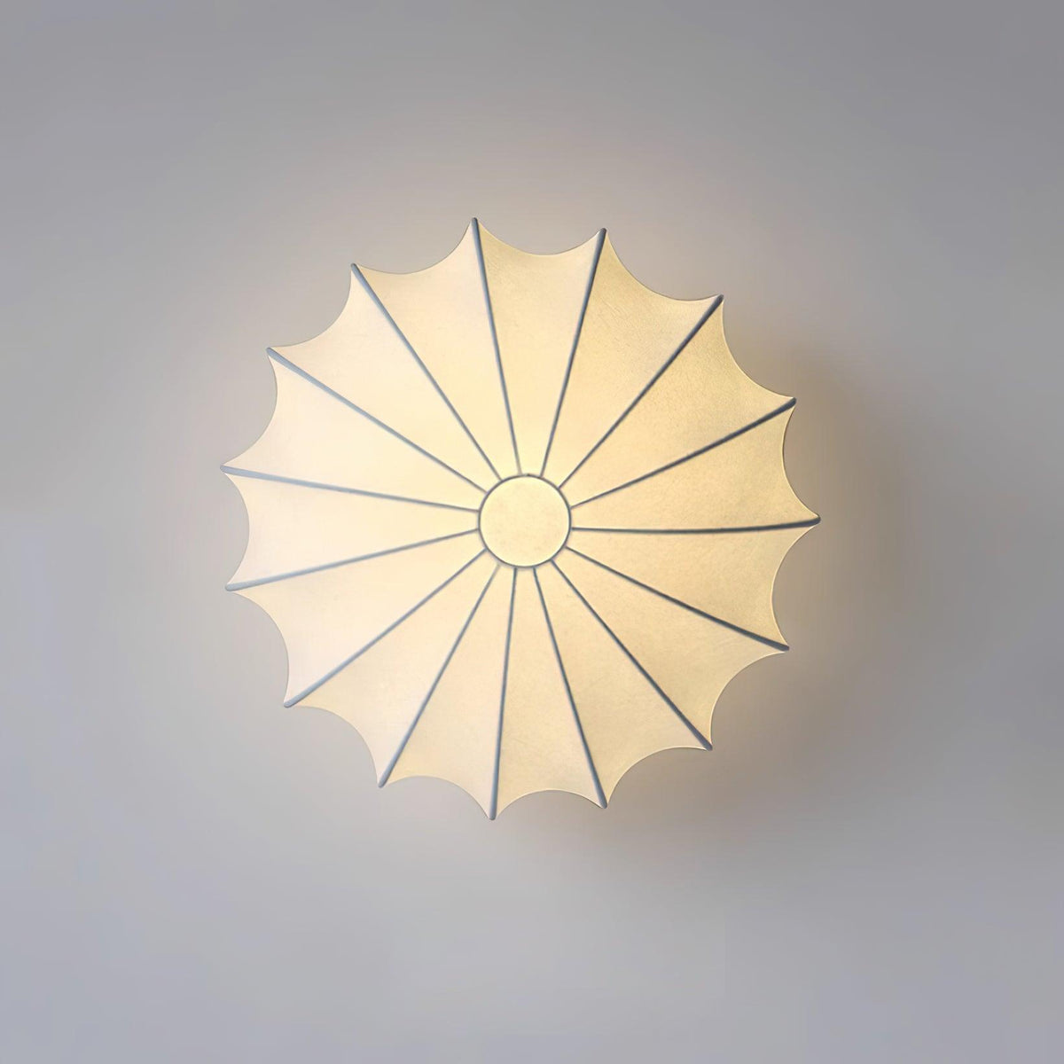 Blan loftslampe med muslingeskal i enkel stil
