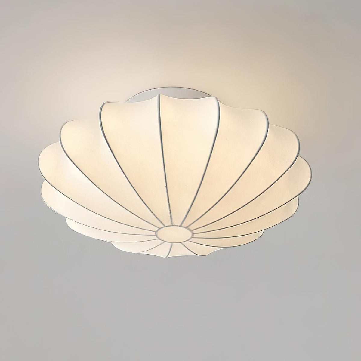 Blan loftslampe med muslingeskal i enkel stil