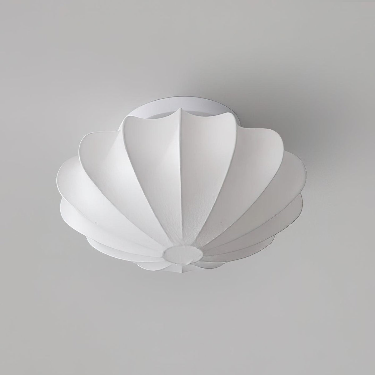 Blan loftslampe med muslingeskal i enkel stil