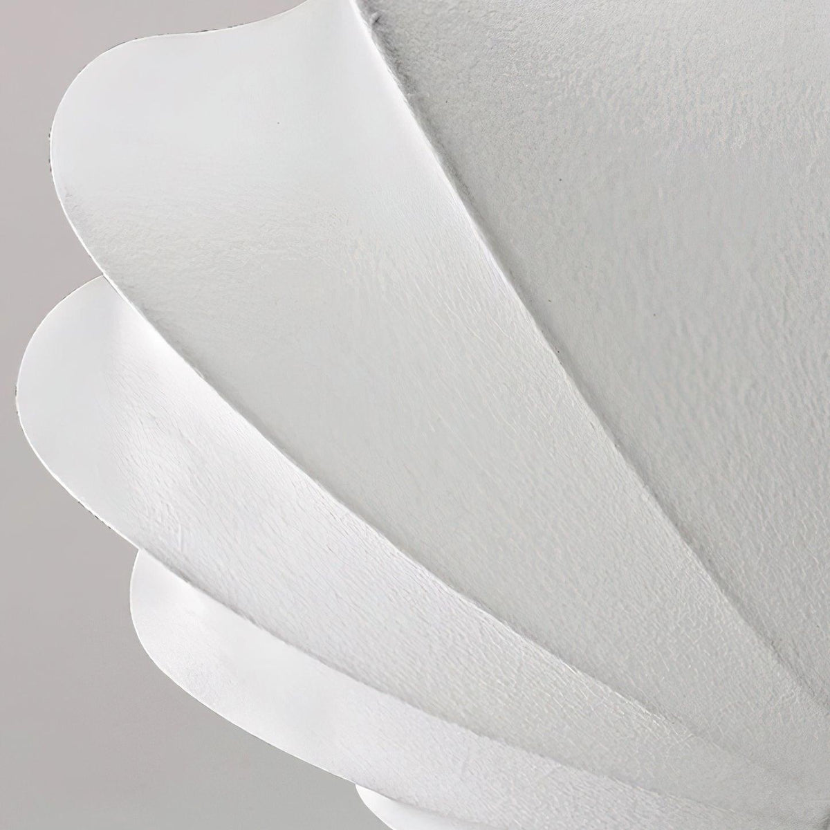Blan loftslampe med muslingeskal i enkel stil